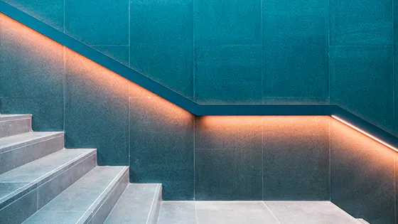 LED-Streifen als Beleuchtung eines Handlaufs einer Treppe