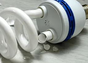 zerbrochene Energiesparlampe